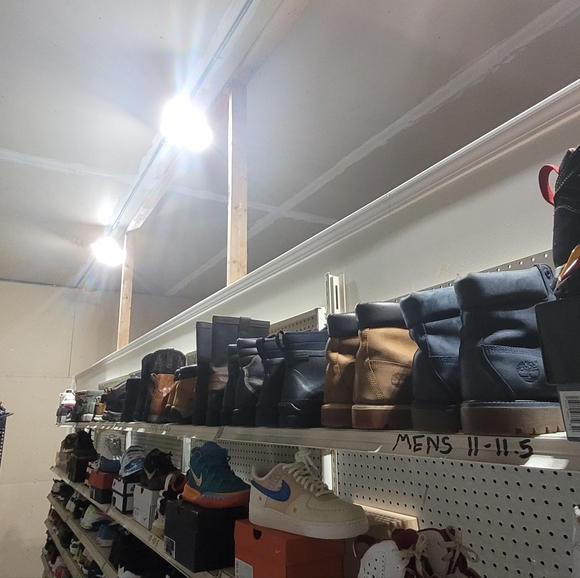 Meet your Poshers, Brian and Karri - Picture 4 of 7